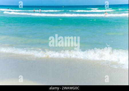 Scopri Lido Key Beach, una gemma panoramica di Sarasota con sabbia finissima, una piscina e molto altro ancora. Ideale per coloro che cercano un ambiente cosmopolita e incontaminato Foto Stock