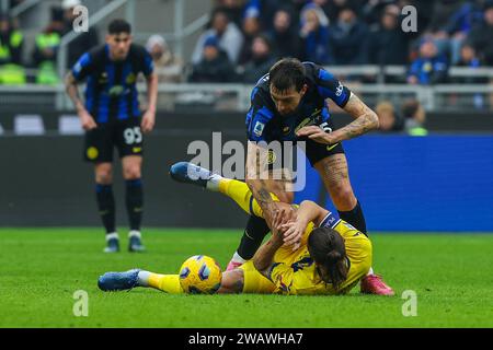 Milano, Italia. 6 gennaio 2024. Francesco Acerbi dell'FC Internazionale (R) compete per la palla con il Milan Duric of Hellas Verona FC (L) durante la partita di serie A 2023/24 tra FC Internazionale e Hellas Verona allo Stadio Giuseppe Meazza. Punteggio finale; Inter 2 | 1 Verona. (Foto di Fabrizio Carabelli/SOPA Images/Sipa USA) credito: SIPA USA/Alamy Live News Foto Stock