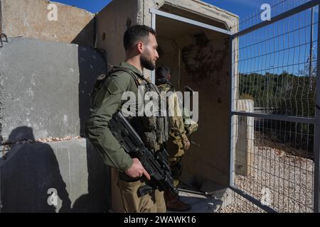 (240107) -- KIRYAT SHMONA, 7 gennaio 2024 (Xinhua) -- i soldati dell'IDF stanno di guardia in un posto di blocco temporaneo su una strada nel nord di Israele, vicino al confine con il Libano, 6 gennaio 2024. Circa 40 razzi sono stati lanciati dal Libano contro il nord di Israele sabato dopo il suono delle sirene in tutta la regione, secondo una dichiarazione delle forze di difesa israeliane (IDF). (Ayal Margolin/JINI via Xinhua) Foto Stock