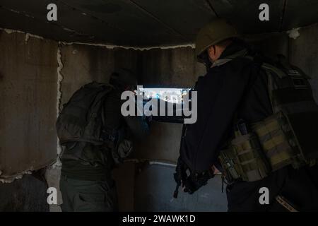 (240107) -- KIRYAT SHMONA, 7 gennaio 2024 (Xinhua) -- i soldati dell'IDF stanno di guardia in un posto di blocco temporaneo su una strada nel nord di Israele, vicino al confine con il Libano, 6 gennaio 2024. Circa 40 razzi sono stati lanciati dal Libano contro il nord di Israele sabato dopo il suono delle sirene in tutta la regione, secondo una dichiarazione delle forze di difesa israeliane (IDF). (Ayal Margolin/JINI via Xinhua) Foto Stock
