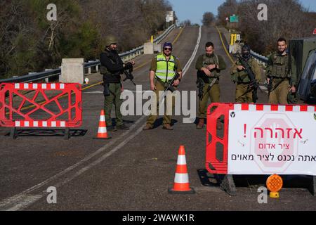 (240107) -- KIRYAT SHMONA, 7 gennaio 2024 (Xinhua) -- i soldati dell'IDF stanno di guardia in un posto di blocco temporaneo su una strada nel nord di Israele, vicino al confine con il Libano, 6 gennaio 2024. Circa 40 razzi sono stati lanciati dal Libano contro il nord di Israele sabato dopo il suono delle sirene in tutta la regione, secondo una dichiarazione delle forze di difesa israeliane (IDF). (Ayal Margolin/JINI via Xinhua) Foto Stock