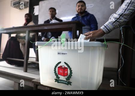 Dhaka, Wari, Bangladesh. 7 gennaio 2024. Il popolo esprime il suo voto in un centro elettorale durante le 12 elezioni generali nazionali a Dacca, Bangladesh, il 7 gennaio 2024. Le ultime elezioni generali in Bangladesh si sono tenute nel 2018. La gente vota per selezionare i membri del parlamento nazionale, noto anche come Jatiya Sangsad. (Immagine di credito: © Habibur Rahman/ZUMA Press Wire) SOLO USO EDITORIALE! Non per USO commerciale! Crediti: ZUMA Press, Inc./Alamy Live News Foto Stock