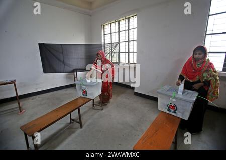 Dhaka, Wari, Bangladesh. 7 gennaio 2024. Il popolo esprime il suo voto in un centro elettorale durante le 12 elezioni generali nazionali a Dacca, Bangladesh, il 7 gennaio 2024. Le ultime elezioni generali in Bangladesh si sono tenute nel 2018. La gente vota per selezionare i membri del parlamento nazionale, noto anche come Jatiya Sangsad. (Immagine di credito: © Habibur Rahman/ZUMA Press Wire) SOLO USO EDITORIALE! Non per USO commerciale! Crediti: ZUMA Press, Inc./Alamy Live News Foto Stock