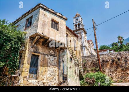 Vecchia casa in pietra abbandonata vicino a una chiesa, penisola di mani, Grecia Foto Stock