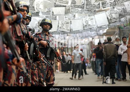 Dhaka, Wari, Bangladesh. 7 gennaio 2024. I membri della Guardia di frontiera del Bangladesh (BGB) viaggiano su un pick-up mentre pattugliano le elezioni generali a Dacca, Bangladesh, 7 gennaio 2024. Le elezioni generali del Bangladesh. (Immagine di credito: © Habibur Rahman/ZUMA Press Wire) SOLO USO EDITORIALE! Non per USO commerciale! Crediti: ZUMA Press, Inc./Alamy Live News Foto Stock