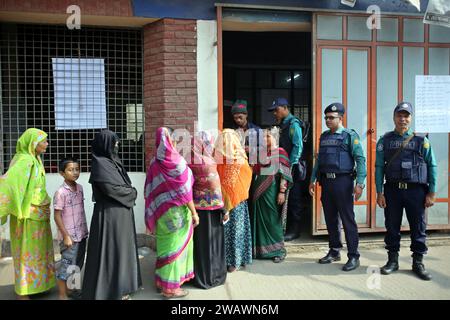 Dhaka, Wari, Bangladesh. 7 gennaio 2024. La gente arriva in un centro elettorale per esprimere i propri voti per le dodicesime elezioni generali nazionali a Dacca, Bangladesh, il 7 gennaio 2024. Le ultime elezioni generali in Bangladesh si sono tenute nel 2018. La gente vota per selezionare i membri del parlamento nazionale, noto anche come Jatiya Sangsad. (Immagine di credito: © Habibur Rahman/ZUMA Press Wire) SOLO USO EDITORIALE! Non per USO commerciale! Crediti: ZUMA Press, Inc./Alamy Live News Foto Stock