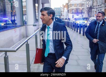 Londra, Regno Unito. 6 gennaio 2024. Il primo ministro, Rishi Sunak, arriva alla BBC per apparire domenica con Laura Kuenssberg. Discuterà i suoi piani per le elezioni generali e altre questioni di attualità. Crediti: Mark Thomas/Alamy Live News Foto Stock