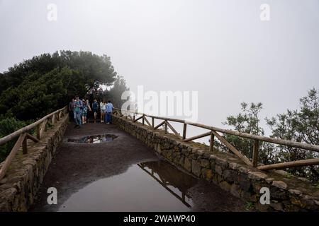 Pico del Ingles, Tenerife, Spagna - 03.12.2023: Turisti in posizione panoramica a Mirador Pico del Ingles Foto Stock