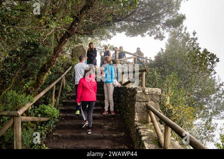 Pico del Ingles, Tenerife, Spagna - 03.12.2023: Turisti in posizione panoramica a Mirador Pico del Ingles Foto Stock
