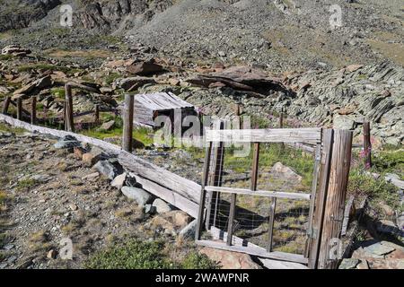 Una capanna da pastore abbandonata caduta in rovina sull'alta montagna delle Alpi Foto Stock