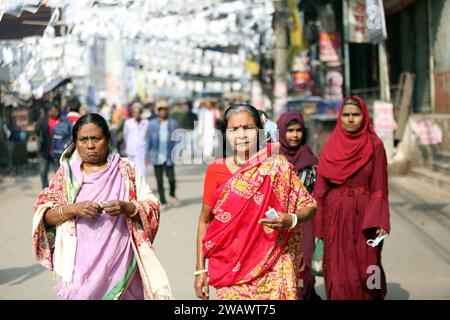 La gente arriva in un centro elettorale per esprimere i propri voti per le dodicesime elezioni generali nazionali a Dacca, in Bangladesh. 7 gennaio 2024. Le ultime elezioni generali in Bangladesh si sono tenute nel 2018. La gente vota per selezionare i membri del parlamento nazionale, noto anche come Jatiya Sangsad. Foto di Habibur Rahman/ABACAPRESS.COM Credit: Abaca Press/Alamy Live News Foto Stock