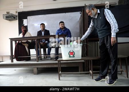 Il popolo pronuncia il suo voto in un centro elettorale durante le 12 elezioni generali nazionali a Dacca, Bangladesh. 7 gennaio 2024. Le ultime elezioni generali in Bangladesh si sono tenute nel 2018. La gente vota per selezionare i membri del parlamento nazionale, noto anche come Jatiya Sangsad. Foto di Habibur Rahman/ABACAPRESS.COM Credit: Abaca Press/Alamy Live News Foto Stock