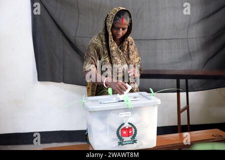 Il popolo pronuncia il suo voto in un centro elettorale durante le 12 elezioni generali nazionali a Dacca, Bangladesh. 7 gennaio 2024. Le ultime elezioni generali in Bangladesh si sono tenute nel 2018. La gente vota per selezionare i membri del parlamento nazionale, noto anche come Jatiya Sangsad. Foto di Habibur Rahman/ABACAPRESS.COM Credit: Abaca Press/Alamy Live News Foto Stock