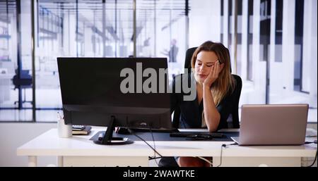 Annoiato Boss Donna addormentata. Dipendente stanco riposante Foto Stock