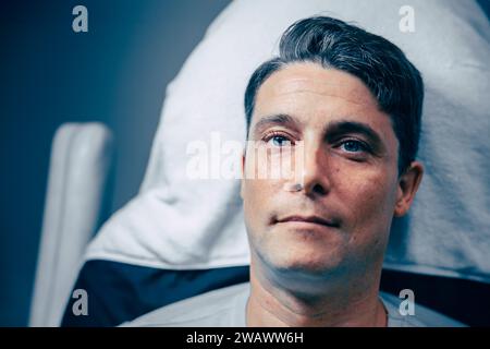 Adulto maturo modello maschile bell'uomo uomo testa primo piano profilo umanoide aspetto colore blu Foto Stock