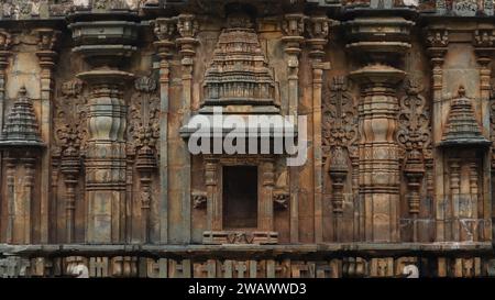 Splendide incisioni sull'antico Tempio di Shri Someshwara Swamy, Tempio della Dinastia Chalukya del XII secolo, Laxmeshwar, Karnataka, India. Foto Stock