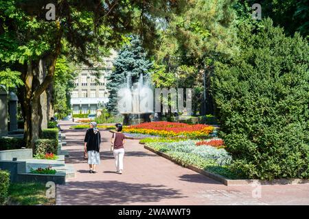 Passeggini, letto di fiori nel Parco Panfilov, parco municipale a Bishkek, Kirghizistan Foto Stock