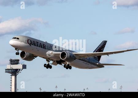 Un Boeing 787-9 Dreamliner operato da Qatar Airways decolla dall'aeroporto BER Berlin Brandenburg Willy Brandt, Schoenefeld, 28/03/2023 Foto Stock