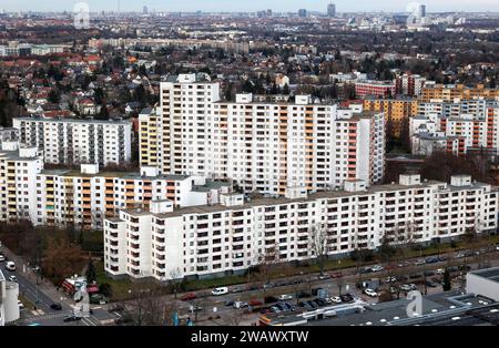 Vista degli edifici residenziali a Gropiusstadt. L'aumento degli affitti nelle città tedesche è aumentato di nuovo nell'ultimo anno, Berlino, 16.01.2023 Foto Stock