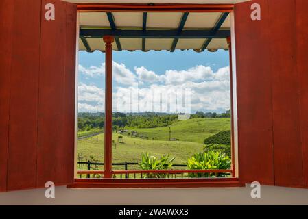 Vista della campagna rurale della Colombia con le mucche dalla finestra del cottage - foto del bestiame Foto Stock