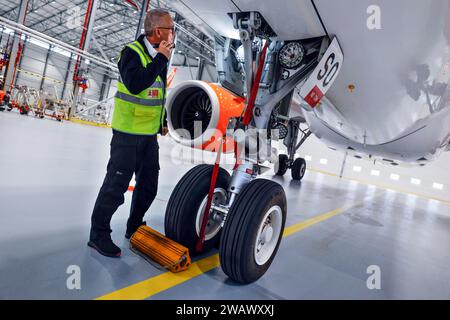 OLAF Gross, ingegnere di licenza presso easyJet, controlla il carrello di atterraggio di un Airbus A320 Neo davanti all'apertura del nuovo hangar di manutenzione easyJet Foto Stock