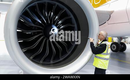 OLAF Gross, ingegnere di licenza presso easyJet, controlla il motore di un Airbus A320 Neo davanti all'apertura del nuovo hangar di manutenzione easyJet presso Foto Stock