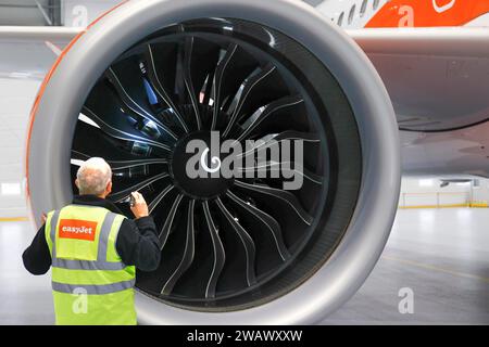 OLAF Gross, ingegnere di licenza presso easyJet, controlla il motore di un Airbus A320 Neo davanti all'apertura del nuovo hangar di manutenzione easyJet presso Foto Stock