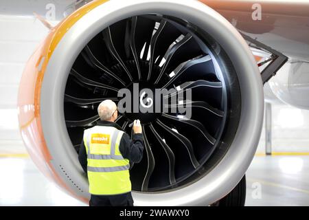 OLAF Gross, ingegnere di licenza presso easyJet, controlla il motore di un Airbus A320 Neo davanti all'apertura del nuovo hangar di manutenzione easyJet presso Foto Stock