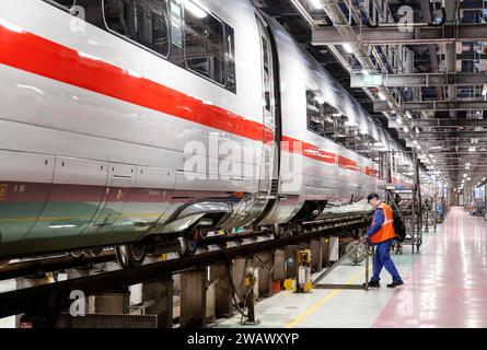 Un treno ICE della Deutsche Bahn si trova presso lo stabilimento ICE di Berlino Rummelsberg, Berlino, 20 dicembre 2022 Foto Stock