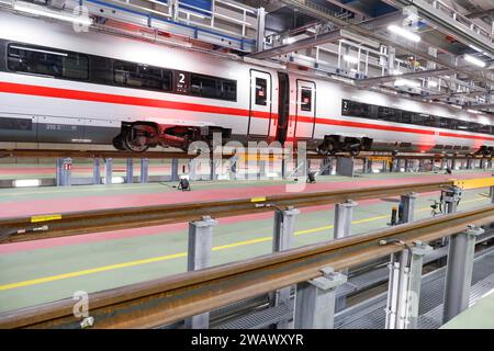 Un treno ICE della Deutsche Bahn si trova presso lo stabilimento ICE di Berlino Rummelsberg, Berlino, 20 dicembre 2022 Foto Stock