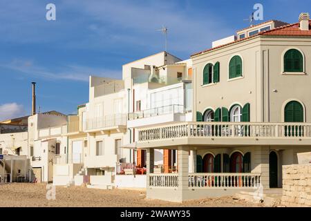 DAS Haus am Strand von Punta secca ist die Wohnung von Commissario Montalbano der Figur einer Fernsehserie von Andrea Camilleri die hier spielt. Foto Stock