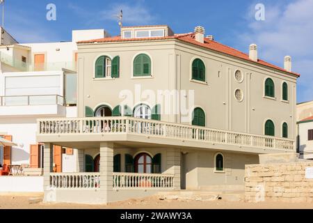 DAS Haus am Strand von Punta secca ist die Wohnung von Commissario Montalbano der Figur einer Fernsehserie von Andrea Camilleri die hier spielt. Foto Stock