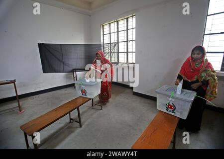 Wahlen in Bangladesh: Bevölkerung wählt neues Parlament People lancia il suo voto in un centro elettorale durante le 12 elezioni generali nazionali a Dacca, Bangladesh, il 7 gennaio 2024. Le ultime elezioni generali in Bangladesh si sono tenute nel 2018. La gente vota per selezionare i membri del parlamento nazionale, noto anche come Jatiya Sangsad. Dhaka Distretto di Dhaka Bangladesh Copyright: XHabiburxRahmanx Foto Stock