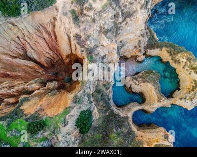 Vista aerea, ripresa con un drone che mostra la suggestiva costa con scogliere e mare, Algarve, Lagos, Portugla, regione di Faro in Portogallo Foto Stock