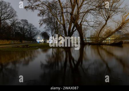 Elbehochwasser a Dresda Beim ersten Hochwasser des Jahres 2024, ist der Scheitel überschritten und die Pegel cadde langsam wieder. Die Elbauen des Neustäter Ufers sind noch überschwemmt und die historische Altstadtsilhouette spiegelt sich beeindruckend Groß. Dresda Sachsen Deutschland *** le inondazioni dell'Elba a Dresda alla prima inondazione del 2024, il picco è stato superato e i livelli dell'acqua stanno lentamente diminuendo di nuovo i prati dell'Elba sul Neustäter Ufer sono ancora allagati e la sagoma storica della città vecchia è straordinariamente grande Dresda Sassonia Germania Foto Stock