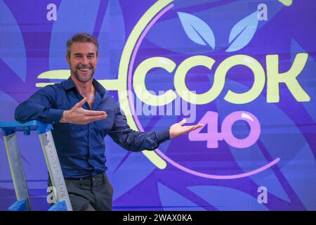 18 dicembre 2023, Napoli, napoli, italia: RAI sede di Napoli, 18/12/2023 programma televisivo di cucina 'COOK 40' - condotta da Flavio Montrucchio. (Immagine di credito: © Fabio Sasso/ZUMA Press Wire) SOLO USO EDITORIALE! Non per USO commerciale! Foto Stock