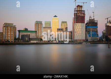Lunga esposizione, Canary Wharf con un nuovo sviluppo a Londra, Inghilterra Foto Stock