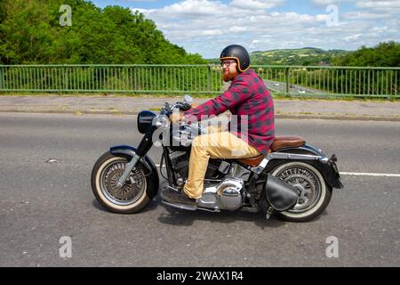 2006 Harley Davidson FLSTFI a iniezione di carburante 1450 cc; moto da cruiser softail V-twin con ruote a disco in fusione solida superbike; ponte autostradale a Greater Manchester, Regno Unito Foto Stock