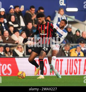 Londra, Regno Unito. 7 gennaio 2024. Philip Billing di Bournemouth è sfidato da Elijah Dixon-Bonner del QPR durante la partita di fa Cup tra Queens Park Rangers e Bournemouth al Loftus Road Stadium di Londra, il 6 gennaio 2024. Foto di Ken Sparks. Solo per uso editoriale, licenza necessaria per uso commerciale. Nessun utilizzo in scommesse, giochi o pubblicazioni di un singolo club/campionato/giocatore. Credito: UK Sports Pics Ltd/Alamy Live News Foto Stock