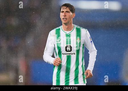 Vitoria, Spagna. 6 gennaio 2024. Juan Miranda del Real Betis guarda durante il round della Coppa El Rey del 32 tra il Deportivo Alaves e il Real Betis Balompie allo Stadio Mendizorrotza il 6 gennaio 2024 a Vitoria, in Spagna. Credito: Cesar Ortiz Gonzalez/Alamy Live News Foto Stock