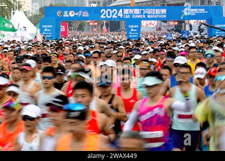 Xiamen, provincia cinese del Fujian. 7 gennaio 2024. I partecipanti iniziano durante la maratona di Xiamen 2024 a Xiamen, nella provincia del Fujian della Cina sudorientale, 7 gennaio 2024. Crediti: Wei Peiquan/Xinhua/Alamy Live News Foto Stock