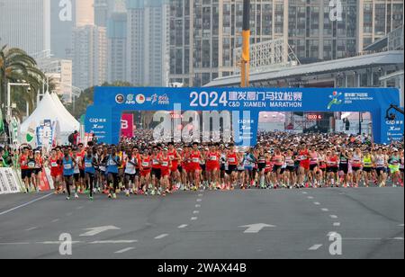 Xiamen, provincia cinese del Fujian. 7 gennaio 2024. I partecipanti iniziano durante la maratona di Xiamen 2024 a Xiamen, nella provincia del Fujian della Cina sudorientale, 7 gennaio 2024. Crediti: Wei Peiquan/Xinhua/Alamy Live News Foto Stock