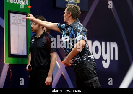 Jürgen Milski bei der Promi-Darts-WM 2024 im Maritim Hotel. Düsseldorf, 06.01.2024 *** Jürgen Milski al Campionato del mondo Celebrity Darts 2024 al Maritim Hotel Düsseldorf, 06 01 2024 foto:XT.xSchröerx/xFuturexImagex promi darts 4111 Foto Stock