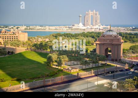 Abu Dhabi, Emirati Arabi Uniti - 4 dicembre 2023: Vista aerea del cancello dell'Emirates Palace e dell'hotel Rixos sullo sfondo ad Abu Dhabi, Emirati Arabi Uniti. Foto Stock