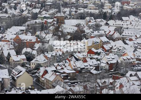 Harz Mountains, Germania. 7 gennaio 2024. 7 gennaio 2024, Sassonia-Anhalt, Wernigerode: La città è coperta di neve la domenica mattina presto. Foto: Matthias Bein/dpa Credit: dpa Picture Alliance/Alamy Live News Foto Stock