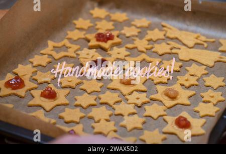 Biscotti fatti a mano con cotogna, marmellata di limone e fragole con messaggio di testo - biscotti fatti a mano! Foto Stock