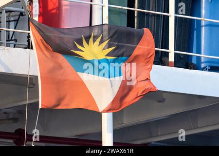 Antigua e Barbuda bandiera sulla poppa di una nave Foto Stock