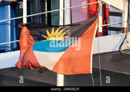 Antigua e Barbuda bandiera sulla poppa di una nave Foto Stock