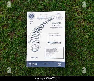 Il programma del giorno della partita si trova a bordo campo davanti alla partita, durante la partita del terzo turno della Emirates fa Cup Shrewsbury Town vs Wrexham a Croud Meadow, Shrewsbury, Regno Unito, il 7 gennaio 2024 (foto di Cody Froggatt/News Images) a Shrewsbury, Regno Unito il 1/7/2024. (Foto di Cody Froggatt/News Images/Sipa USA) Foto Stock