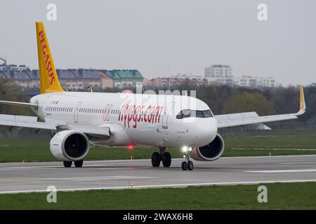 Pegasus Airlines Airbus A321 NEO gira sulla pista dopo l'atterraggio a Leopoli dopo un volo da Istanbul, Turchia Foto Stock